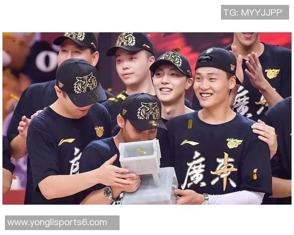 广东新王炸强势助阵杜锋完胜胡明轩与徐杰有望冲击总决赛